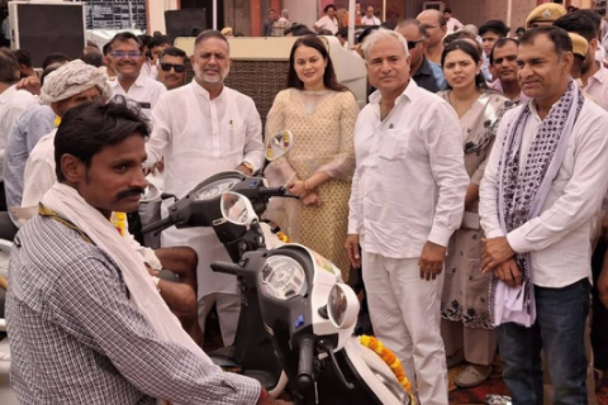 टोंक सामाजिक सुरक्षा एवं सशक्तीकरण: ऊर्जा एवं जिला प्रभारी मंत्री हीरालाल नागर ने देवली में दिव्यांगजनों को बांटीं 59 स्कूटियां